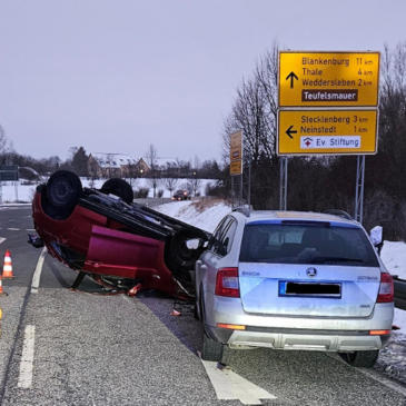 Vorfahrt missachtet: Auto auf Dach gelandet