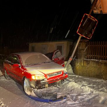 Autofahrer unter Alkoholeinfluss kracht gegen Straßenlaterne