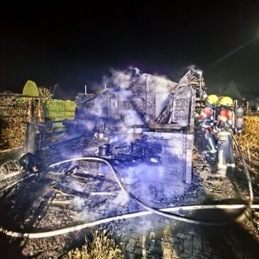 Feuerwehr im Einsatz: Gartenlaube in Vollbrand
