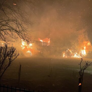 Feuerwehr im Einsatz: Brand im Garten – Polizei sucht Zeugen