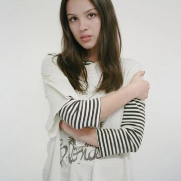 Olivia Rodrigo erobert Platz 1 der deutschen Charts – Rekordstart für „you seem pretty sad for a girl so in love“