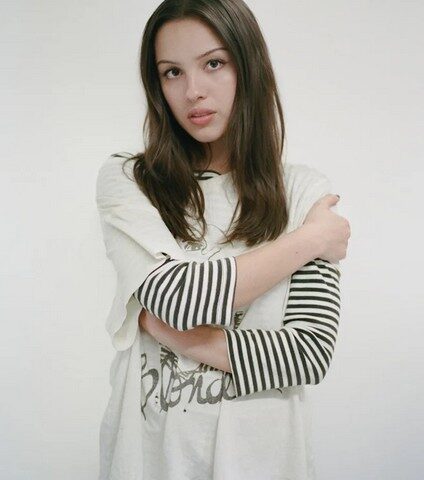 Olivia Rodrigo erobert Platz 1 der deutschen Charts – Rekordstart für „you seem pretty sad for a girl so in love“