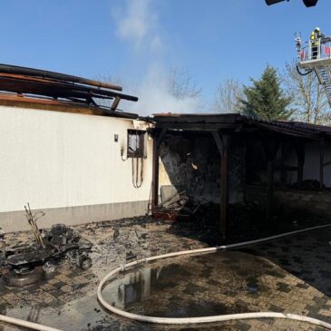 Feuerwehr im Einsatz: Gartenhaus, Carport und Fassade der Hauswand brennen