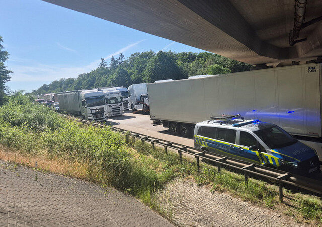 Polizei begleitet Tiertransport auf der A2 – Einsatz verhindert größeres Tiersterben
