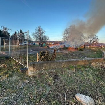 Feuerwehr im Einsatz: Vorbereitetes Osterfeuer in  Darlingerode angezündet