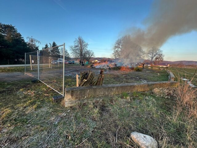 Feuerwehr im Einsatz: Vorbereitetes Osterfeuer in  Darlingerode angezündet