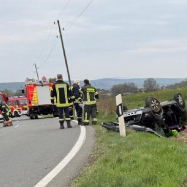 Heute auf der K1315: Autofahrer kommt von  Fahrbahn ab und überschlägt sich