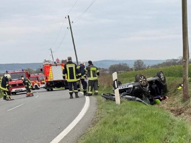 Heute auf der K1315: Autofahrer kommt von  Fahrbahn ab und überschlägt sich