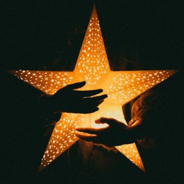 Sydney Rose feiert Jubiläum ihrer Hitsingle “We Hug Now” mit berührender Live-Version