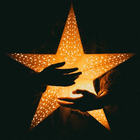 Sydney Rose feiert Jubiläum ihrer Hitsingle “We Hug Now” mit berührender Live-Version