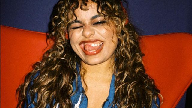 Bella Kay erobert mit „iloveitiloveitiloveit“ die globalen Charts!