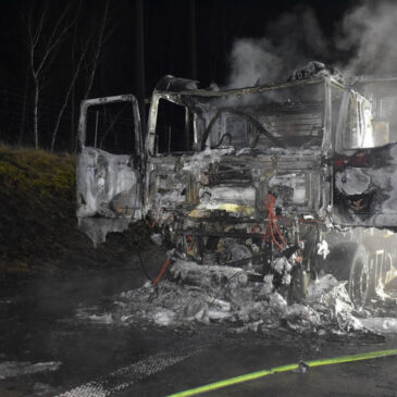 Feuerwehr im Einsatz: Lkw brennt auf der A2