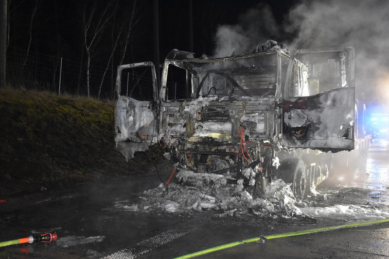 Feuerwehr im Einsatz: Lkw brennt auf der A2