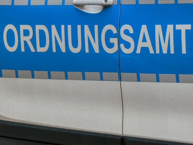 Magdeburger Ordnungsamt stoppt alkoholisierten Autofahrer in der Alten Neustadt und leistet Nothilfe in Neu Olvenstedt