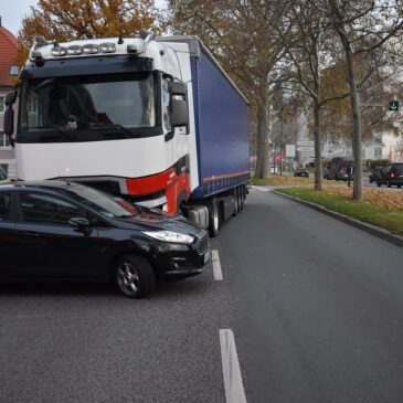 Verkehrsunfall in der Magdeburger Altstadt – LKW schiebt PKW vor sich her