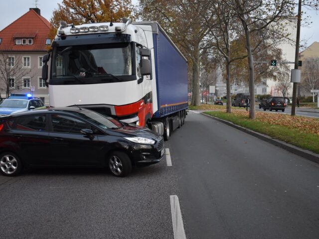 Verkehrsunfall in der Magdeburger Altstadt – LKW schiebt PKW vor sich her