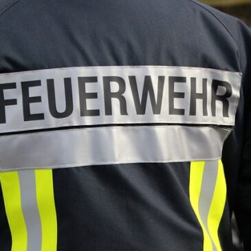 Brand in Mehrfamilienhaus in Köthen / 14 Personen evakuiert – Schaden 500.000 €