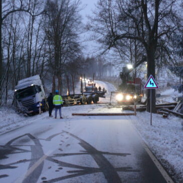 Heute im Harz: Holztransporter verliert Baumstämme