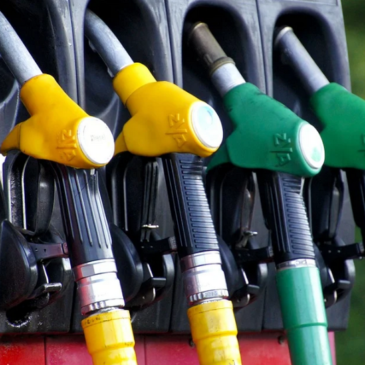 Zum Jahreswechsel wird Tanken deutlich teurer / Rohölpreis steigt: Benzinpreis klettert um 2,3 Cent, Diesel um 2,1 Cent