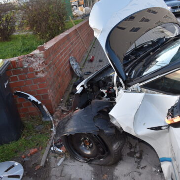 Magdeburg / Bergstraße: Verkehrsunfall mit E-Auto / 69-Jährige wird schwer verletzt