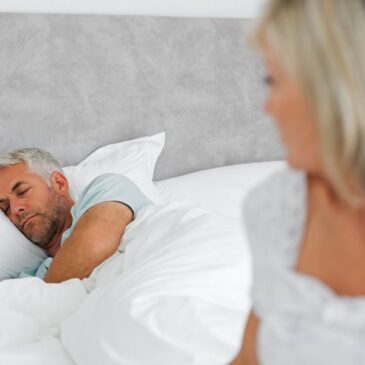 MEHR ALS NUR SCHNARCHEN: Nächtliche Atemaussetzer bei Obstruktiver Schlafapnoe können gefährlich sein