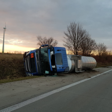 Heute auf der A 14: Tanklastzug kommt von Fahrbahn ab – Fahrerin leicht verletzt