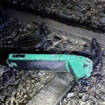 Zug überfährt E-Roller und wird beschädigt – Bundespolizei sucht Zeugen