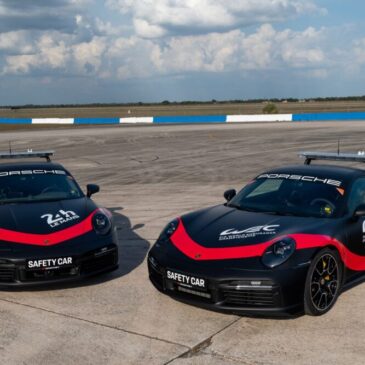Porsche schickt zwei 911 Turbo S als Sicherheitsfahrzeuge auf Weltreise