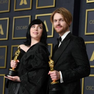 Billie Eilish gewinnt Oscar für  Bond-Titelsong „No Time To Die“ und setzt Rekorde!