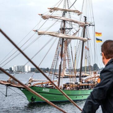 WILHELMSHAVEN SETZT DIE SEGEL: Großsegler-Regatta, Hafenrundfahrten und Museumsschiffe an der Nordsee erleben
