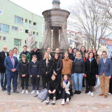 Schönebeck (Elbe): Litauische und deutsche Schülerinnen und Schüler im Rathaus empfangen