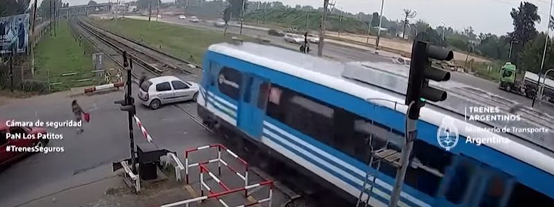 Spektakulärer Zug-Crash: Gute Nachricht – alle Autoinsassen überleben