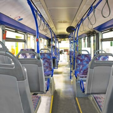 Fahrgastzahl im Linienverkehr mit Bussen und Bahnen 2021 auf neuem Tiefststand