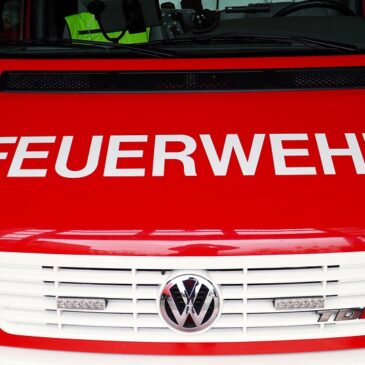 Heute im Salzlandkreis: Lagerhallenbrand in Neu Staßfurt – Sachschaden in Millionenhöhe