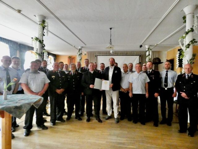 Landrat Martin Stichnoth befördert Kreisbrandmeister Matthias Schumann zum „Oberbrandinspektor“