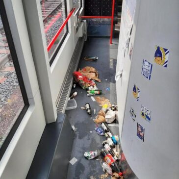 Fußballreiseverkehr: Reisezugwagen werden massiv beschmiert und stark verschmutzt