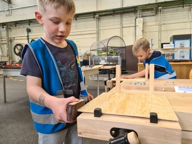 „Mandala“-Kinder erhalten Werkzeug-führerschein