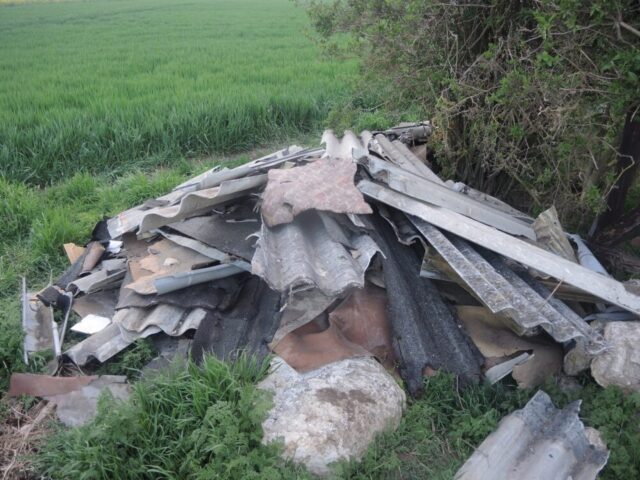 Verantwortungslos! – Unbekannte entsorgen Asbestplatten und Abfälle