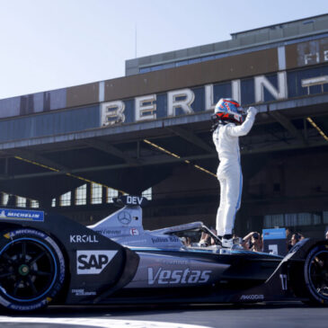 Heimsieg und Doppelpodium für das Mercedes-EQ Formel E Team in Berlin: Nyck de Vries gewinnt, Stoffel Vandoorne fährt auf P3