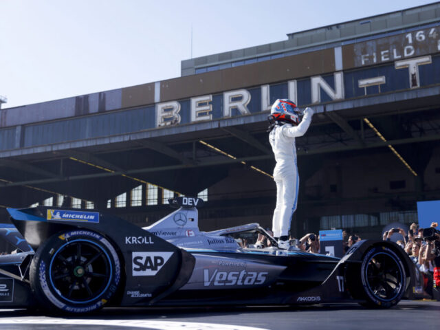 Heimsieg und Doppelpodium für das Mercedes-EQ Formel E Team in Berlin: Nyck de Vries gewinnt, Stoffel Vandoorne fährt auf P3