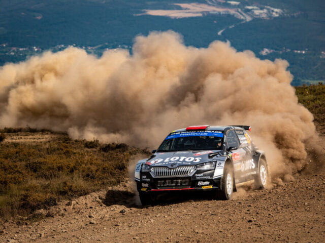Rallye Portugal: SKODA FABIA Rally2 evo-Fahrer Chris Ingram siegt bei den WRC2-Junioren