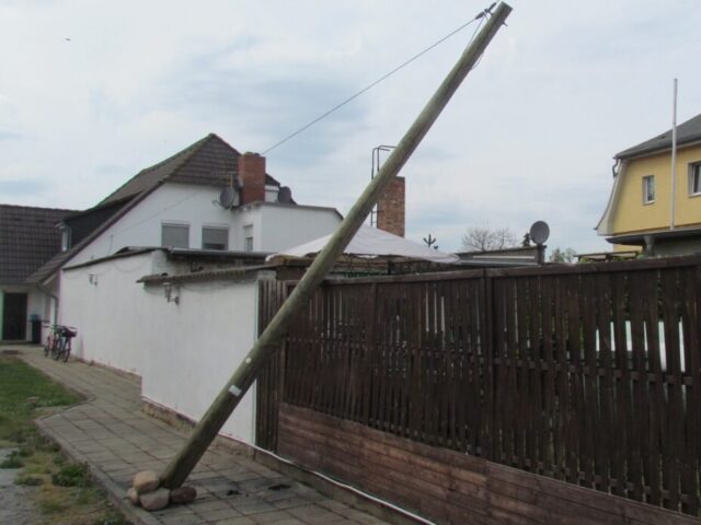 Hausbesitzer verbrennt Unkraut – Telefonmast kippt um