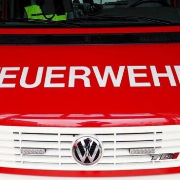 Zwei Feuerwehrleute bei Brand verletzt – Schaulustiger bricht sich Unterarm