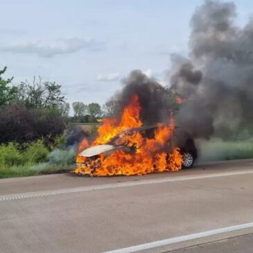 Auto brennt auf der A2