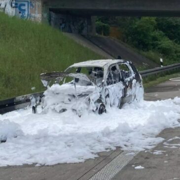 Fahrzeuge brennen auf der A2