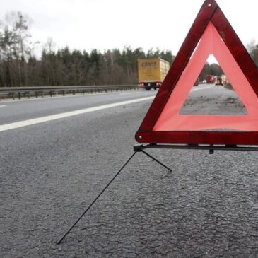 Heute auf der A14: LKW kommt ins Schleudern – Anhänger kippt um