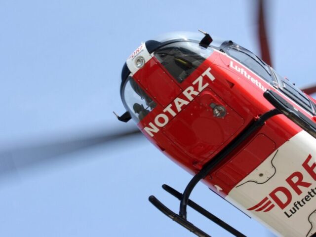 Reisebus kollidiert mit Motorradfahrer