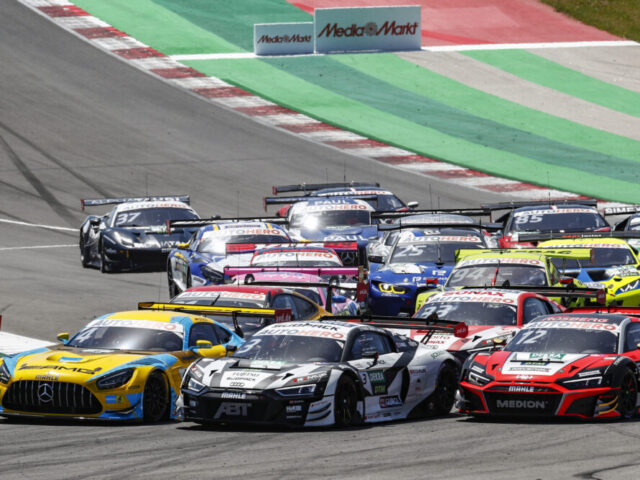 Mit Vollgas durch die überhöhte Kurve: Rekord-Starterfeld der DTM auf dem Lausitzring Turn 1 powered by Autohero
