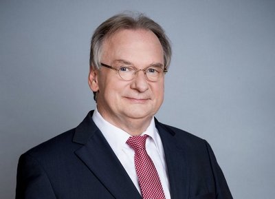 Haseloff überreichte Ehrennadel an Prof. Krüger