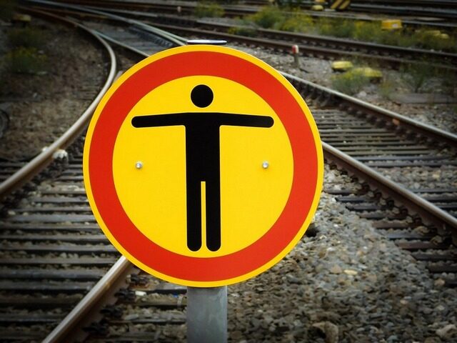 Lebensgefahr: Gefährlicher Spaziergang im Gleis